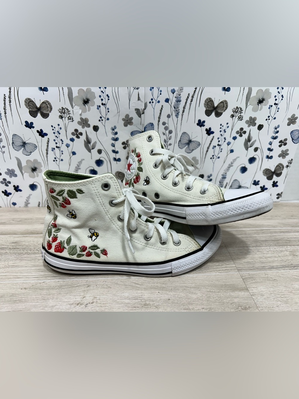 Converse Chuck Taylor Berries & Bees High Tops Youth Size 3